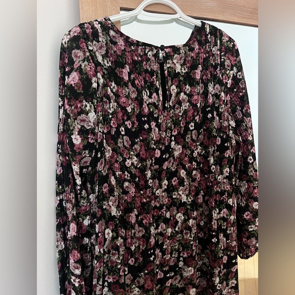 Cute Floral Pleated Dress - Picture 3 of 5